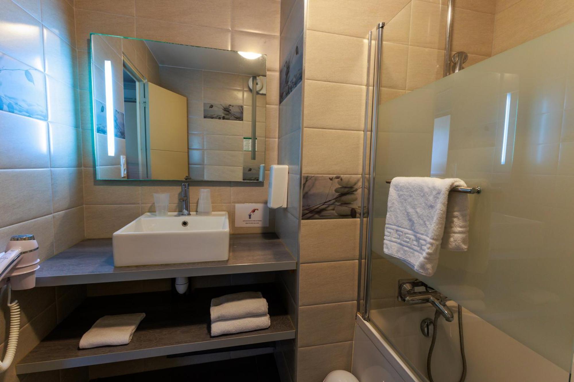 Logis Hotel Le Rochelois La Rochelle  Exterior photo